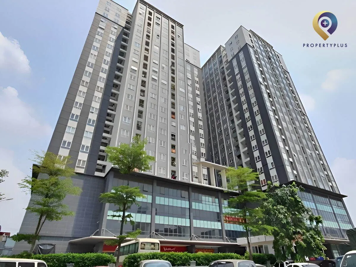 Toàn cảnh tòa nhà UDIC-Riverside tại quận Hai Bà Trưng nhìn từ phía trước với không gian rộng rãi.